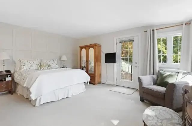 Geräumiges Zimmer mit antikem Kleiderschrank