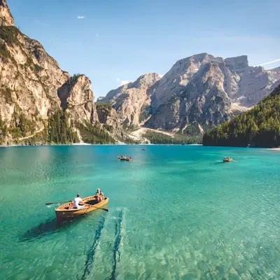 Ruderboot auf einem türkisfarbenen Bergsee