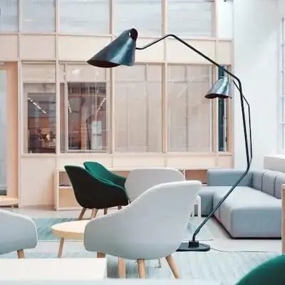 Designer-Wohnzimmer mit weißen Sesseln