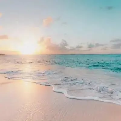 Welle am Strand bei Sonnenuntergang