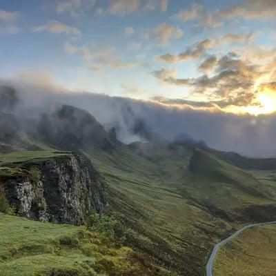 Grüne Klippen im Nebel